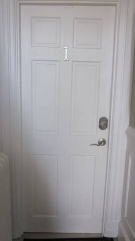 ★Entire House In Downtown Newport★5 BDRM★Parking★ gallery image 3