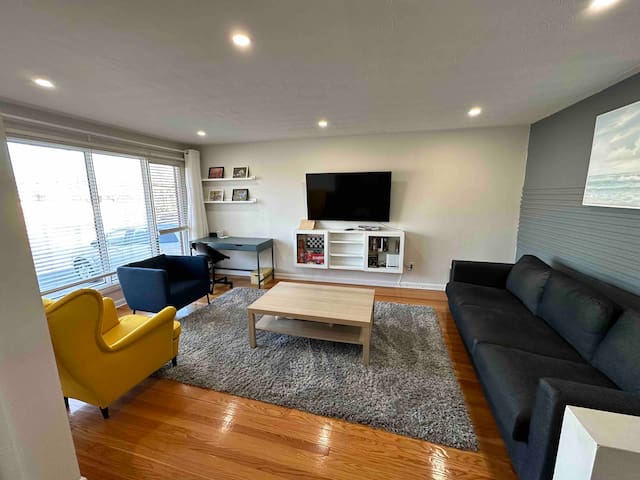 Cloud9 -Bungalow with private yard/ great location