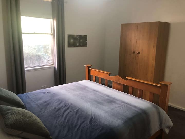 Noc zdravého spánku je zabezpečená s tmavými izbami, pohodlnými posteľami a hrubými stenami, ktoré udržiavajú všetko tiché.