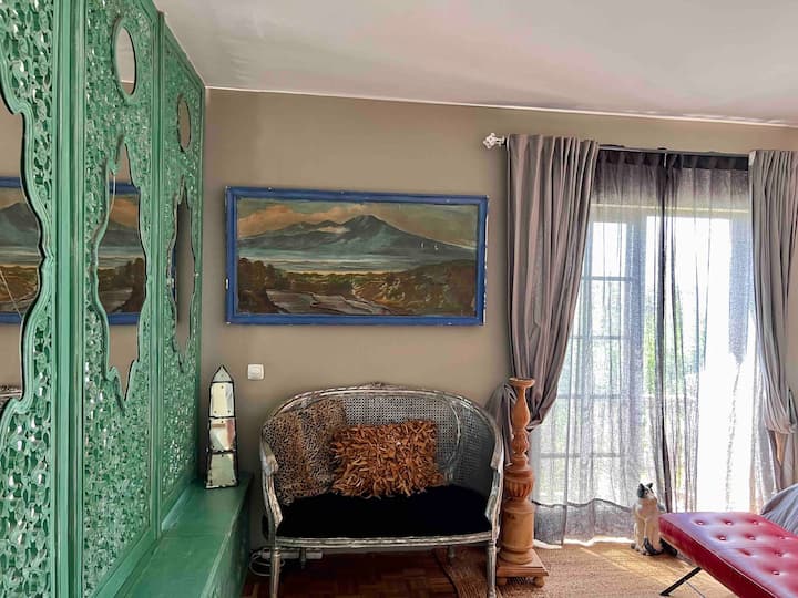 Ghorofa ya 1 - Chumba cha familia kilicho na kitanda cha ukubwa wa kifalme, kitanda 1 cha mtu mmoja na kitanda 1 cha mtoto chenye urefu wa mita 1.60