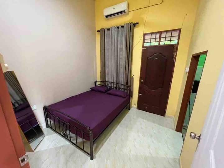 מיטת קווין סייז בחדר שינה 3 ויש שירותים משלה.