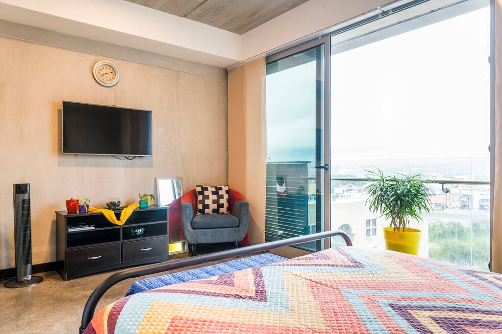 La vista impresionante de las montañas del norte de la ciudad, será de todos los días. / The breathtaking view of the mountains of the north of the city, will be yours every day.
