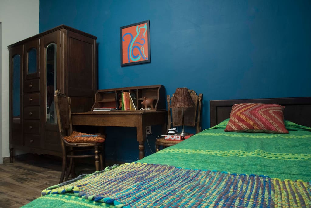 antique wardrobe, desk and beds/ropero, escritorio, sillas y cama