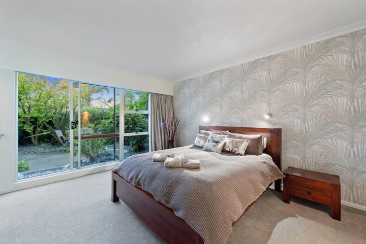 غرفة النوم الرئيسية بسرير بحجم كبير.