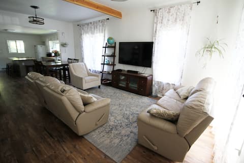 Top performing Airbnb: Bright, open 4 br—perfect for fam/friend gathering in Montana