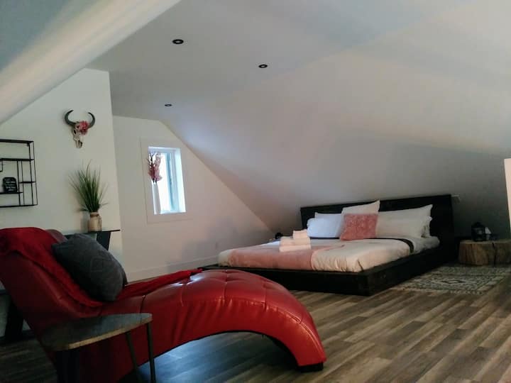 Mezzanine upstairs with open air 