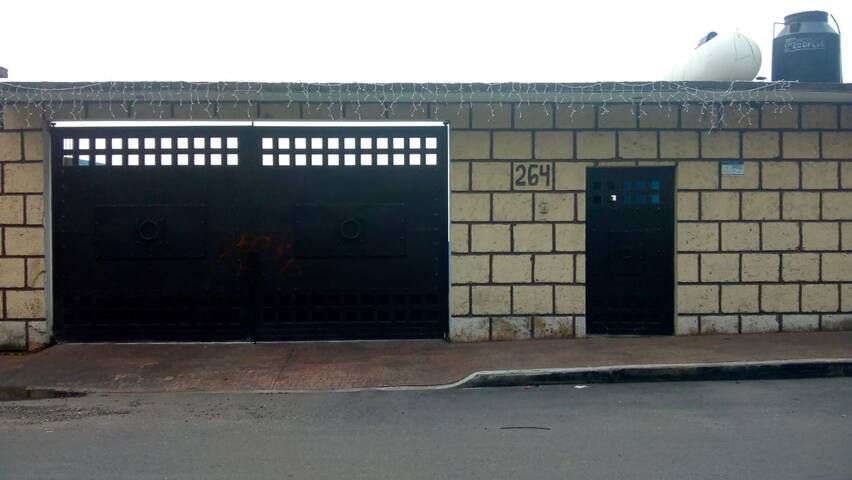 Habitación muy cómoda y segura.En casa de 3 pisos.
