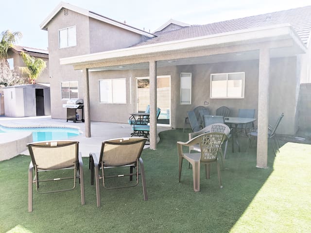 Huge Luxury Estate with 5 Bedrooms and Pool! gallery image 4