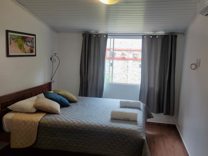 Habitación doble con cama doble tamaño queen
