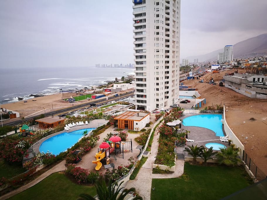 Vista panorámica de las piscinas y zona de juegos de niños