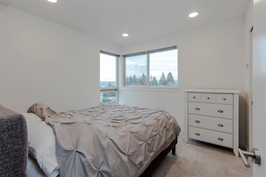 Completely brand new home with all new appliances, furniture, TVs, bedding, etc - all comforters and linen and brand new and 1800+ thread count to ensure a comfortable night's rest after exploring Seattle's attractions!