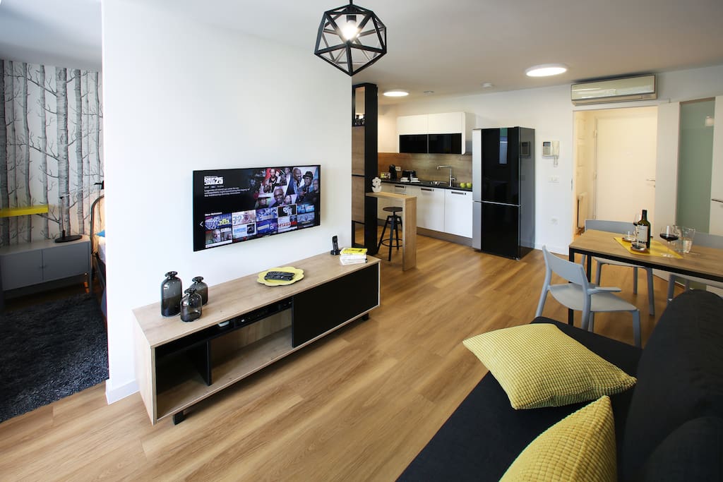 Feel at home in this new, bright and thoughtfully designed space, with everything you need for a relaxing stay after an exhausting site-seeing around the town.