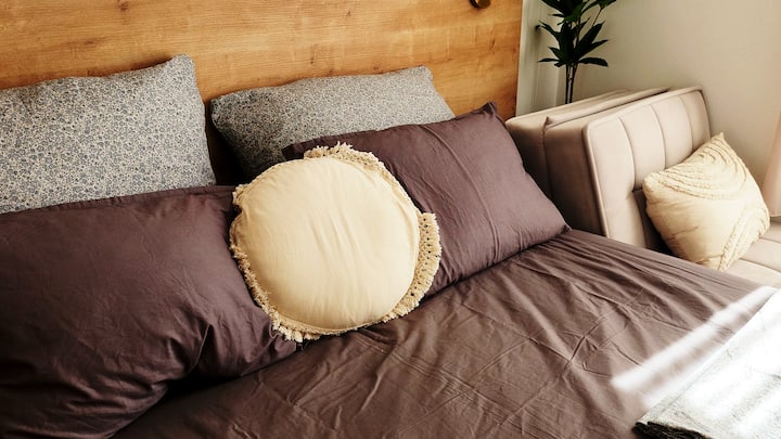 Main double bed. Big or small pillows avail.