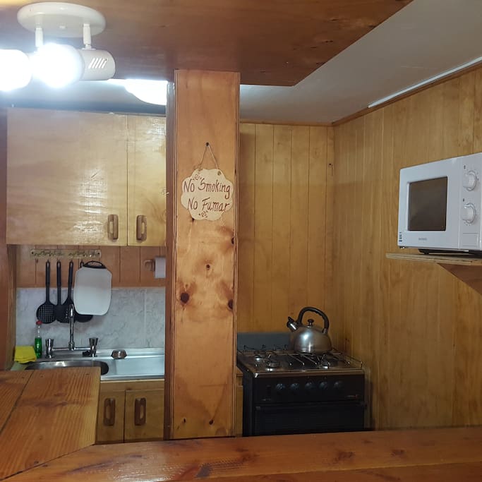 Cocina americana completamente equipada con construccion de muebles rusticos propios de la zona