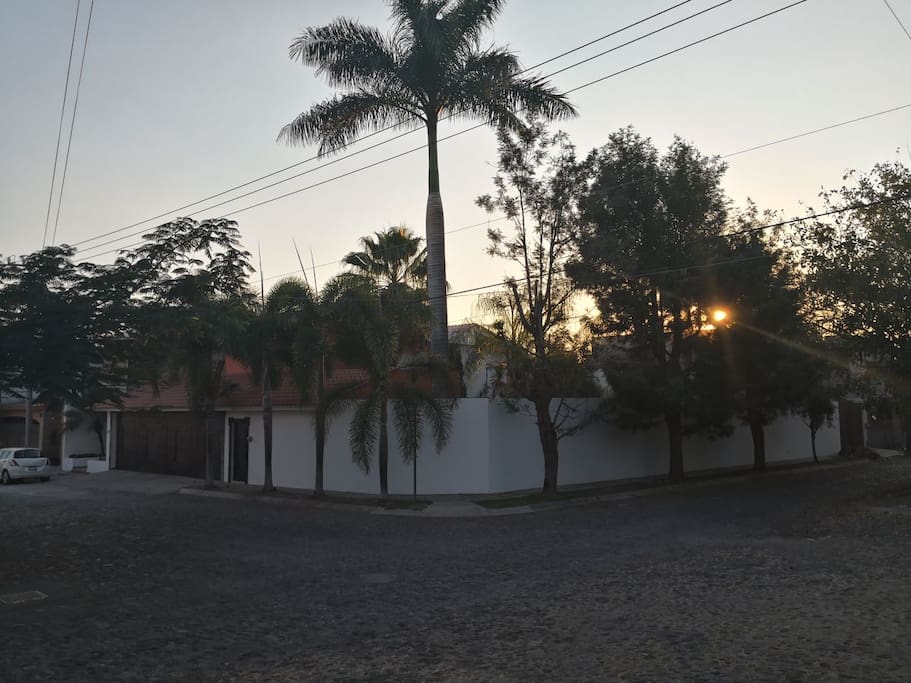 Vista de la calle, la casa está en esquina