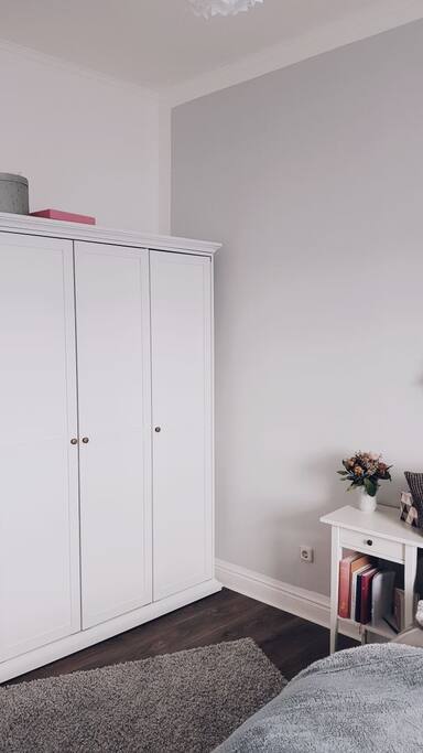 Dein Zimmer / Schlafzimmer.