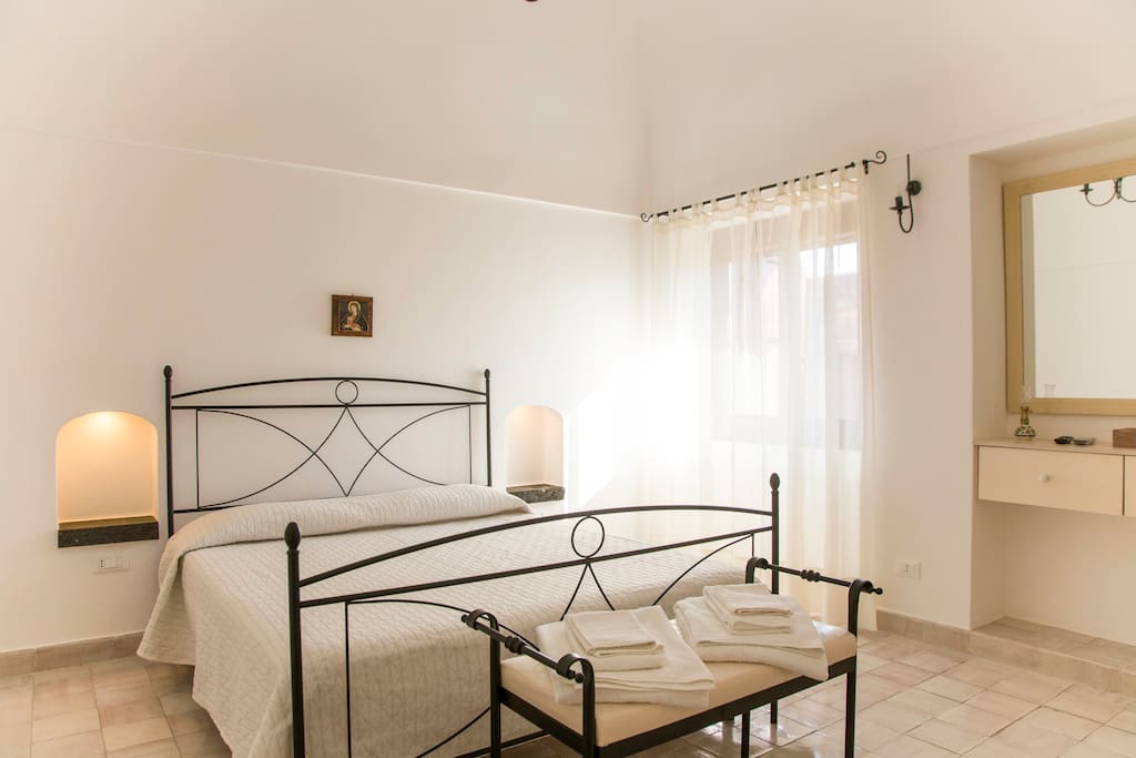 Prima camera da letto con letto matrimoniale