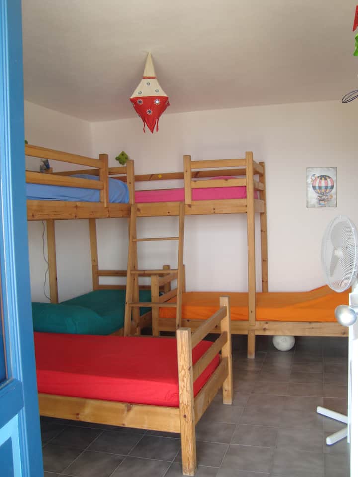 Spálňa s 5 poschodovými posteľami
