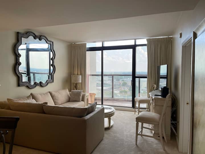 Magnificent High Rise Condo With Sky View - Thomasville, NC