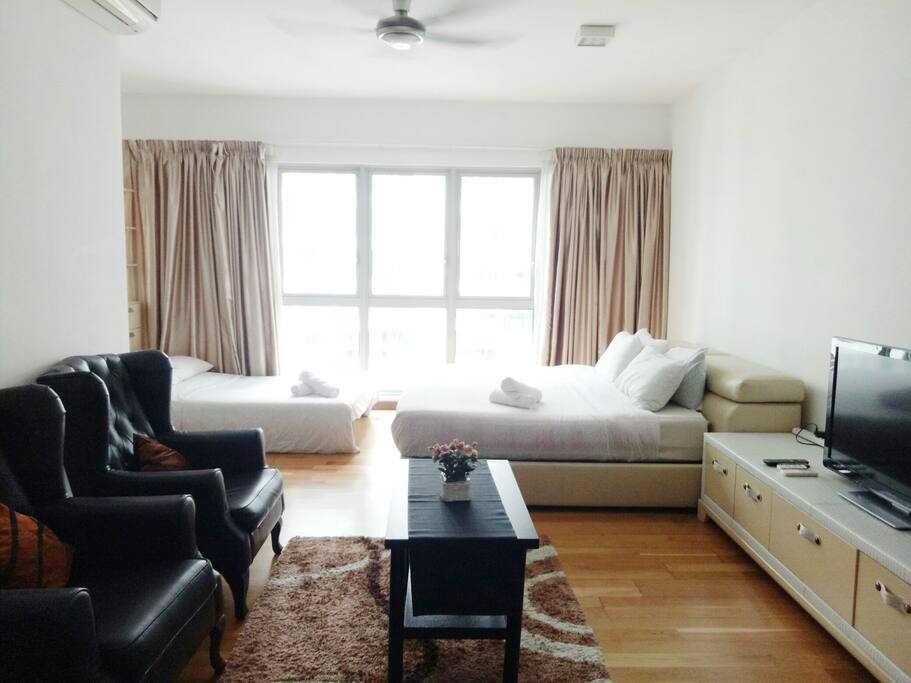 SPACIOUS ROOM AND BED