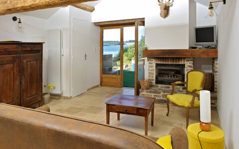 La Bergerie: waterfront with private spa
