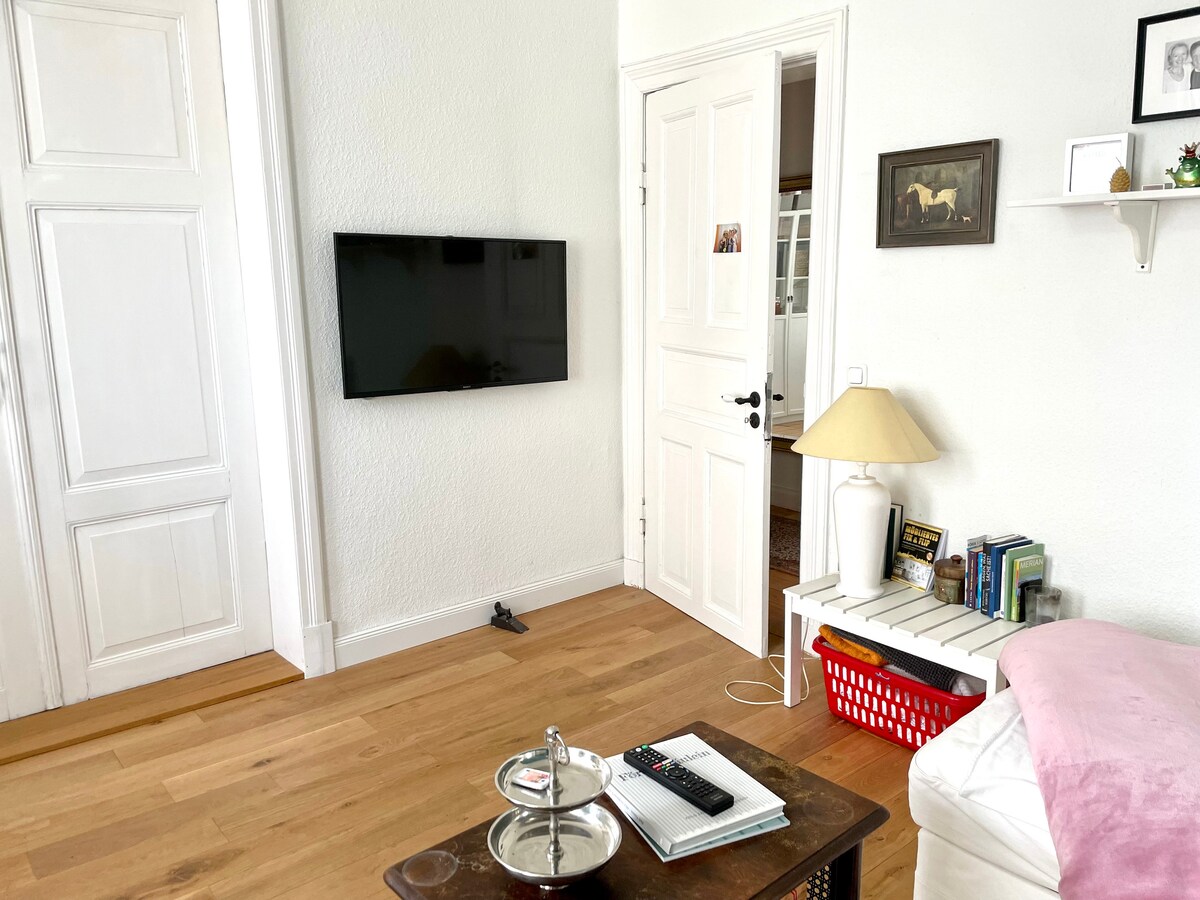 Successful Airbnb property: Beautiful old building apartment with two bedrooms in Kiel