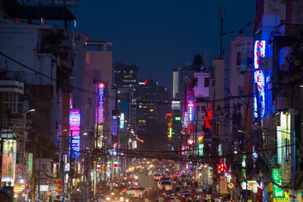 Hai Ba Trung street @ night