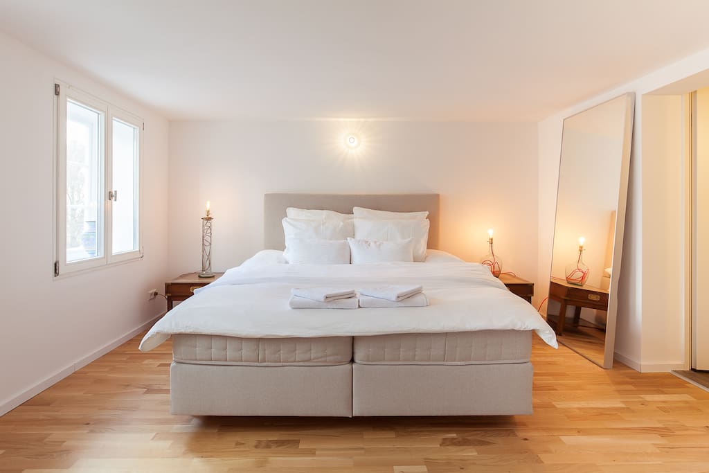 Schlafzimmer:
Großes Boxspring-Bett 180 x 200