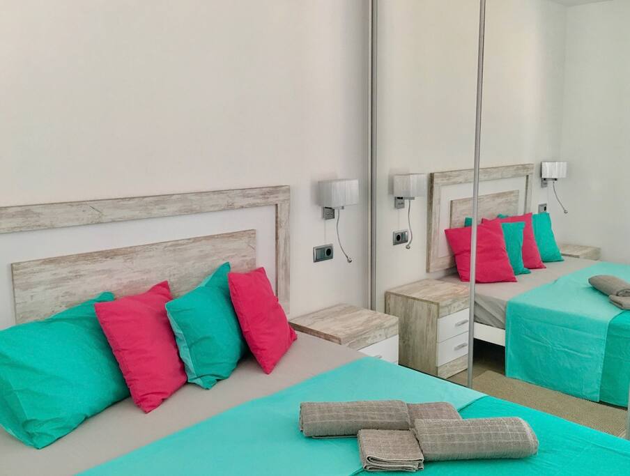 Schlafzimmer im 1. Stock mit Bett 160x200m / Bedroom on first floor with bed 160x200m