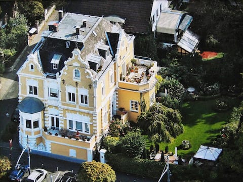 Zauberhafte Gartenwohnung in Villa am Rhein!