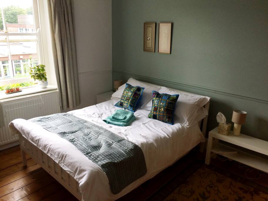 Double bed with anti-allergenic goosefeather and down pillows and duvet in 3 different tog rating options by season; Egyptian cotton linen.