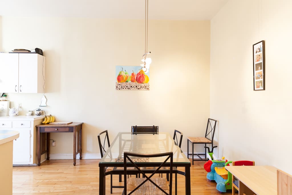 Dining area beside kitchen/Salle à manger à côté de la cuisine
