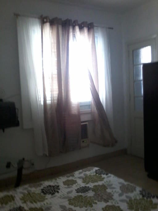 Otra ventana con el aire acondicionado debajo