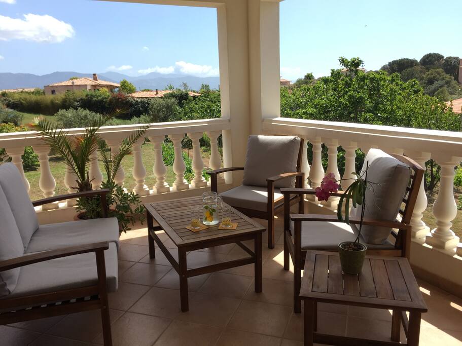 Terrasse avec vue mer et jardin