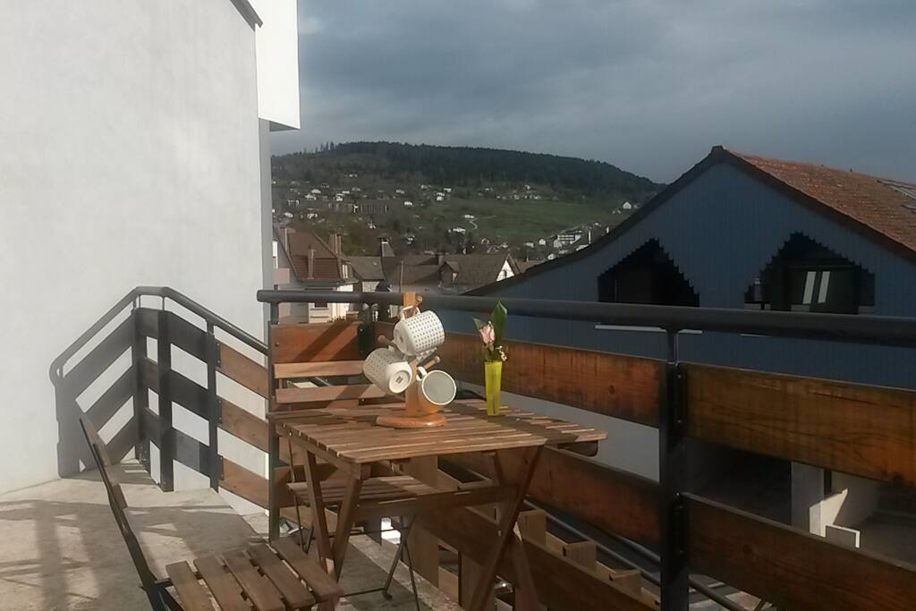 Terrasse de 10m*2m avec 2 tables et 4 chaises extérieures