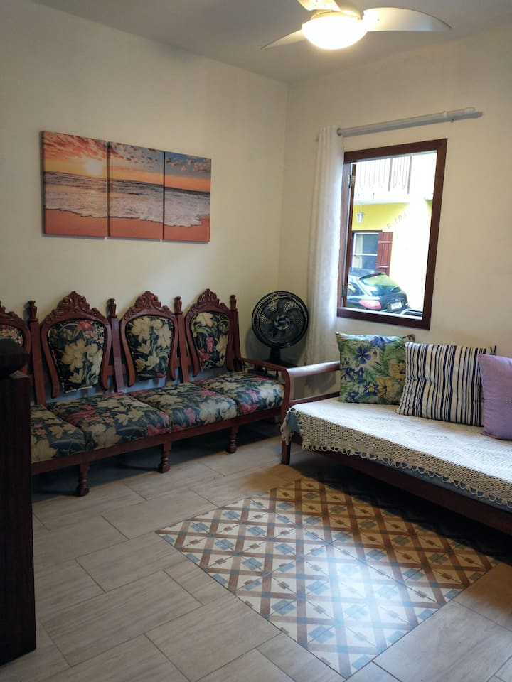 Dhomë ndenjjeje me divan dhe lojë Marquesa 