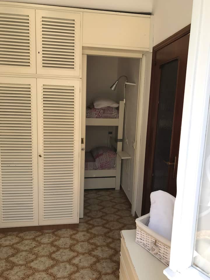 الباب بين غرفة النوم المزدوجة وغرفة النوم الفردية - L 'enresso tra le due comesre