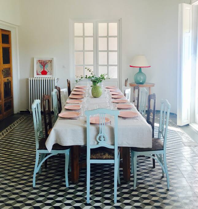 amplio comedor para 16 comensales