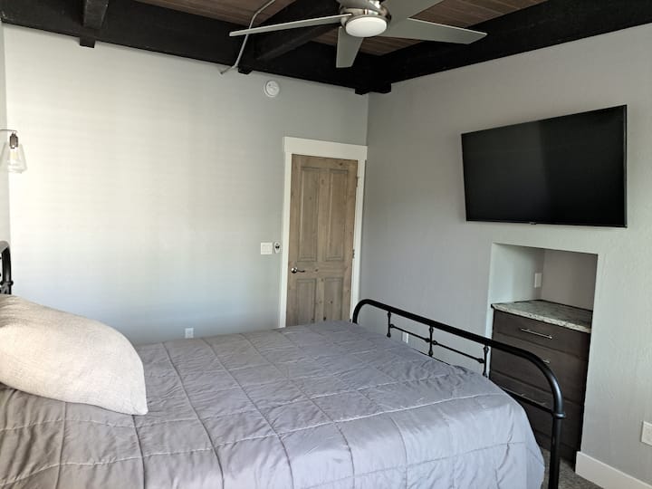 Chumba cha kulala cha ghorofa kilicho na televisheni mahiri ya lg 50, feni ya kuteleza iliyo na rimoti, kabati la kujipambia lililojengwa ndani na kitanda cha ukubwa wa malkia