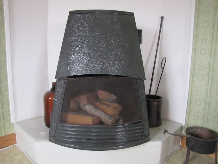 Uno de los dormitorios en la estufa de leña