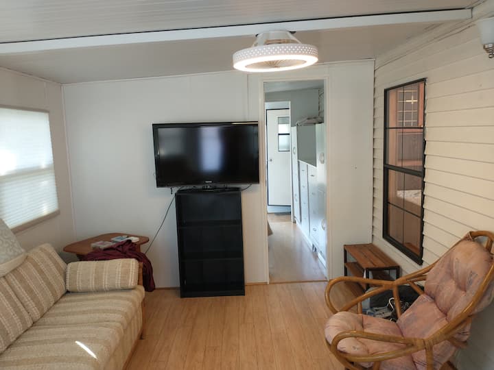 ห้องนั่งเล่นโซฟาปรับนอนและทีวี 