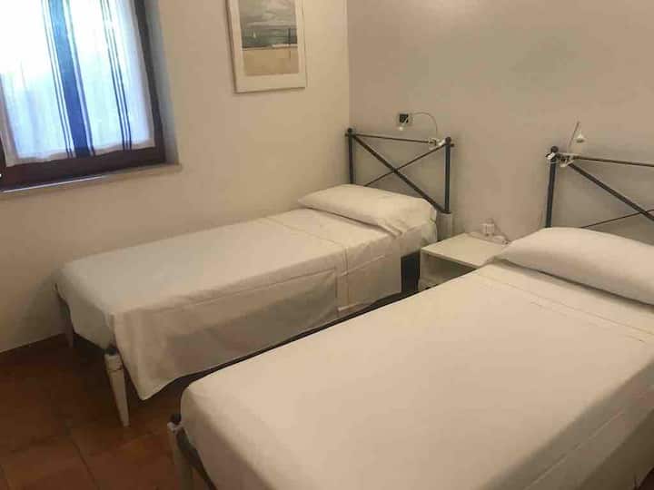 Camera da letto con sistemazione letti singoli 