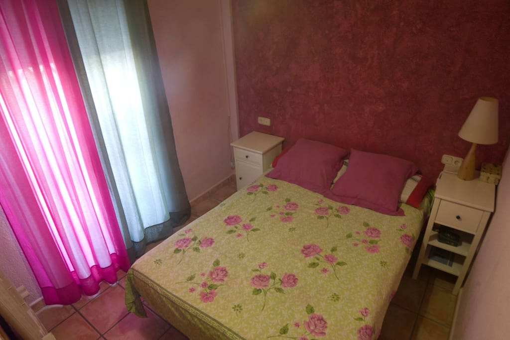 Habitación de matrimonio con aire acondicionado. Armario empotrado y con la terraza más grande de la casa. Orientada al tenis y la piscina. Cuarto de baño al lado.
