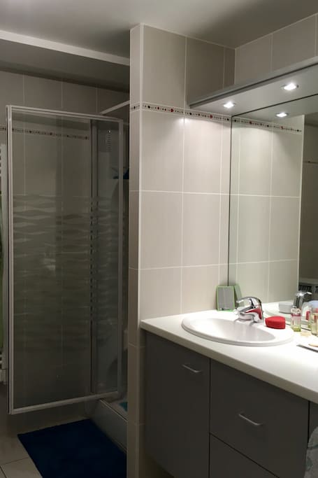 grande salle de bain avec deux vasques et une baignoire