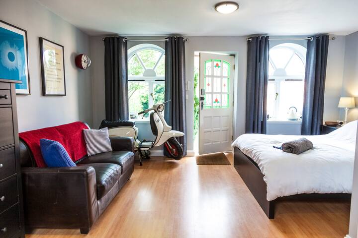 Private Garden Cottage with Parking