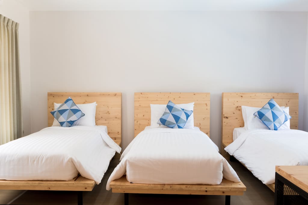 Santi Room 3 x Single Beds or 1 x King + 1 Single with Aircon