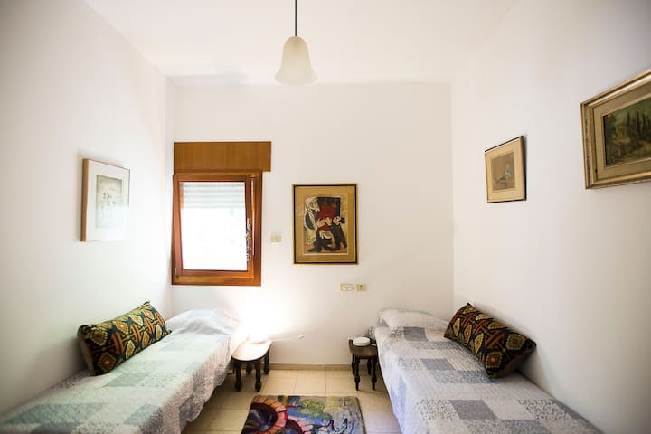 dhoma e dytë e gjumit - krevatet mund të zhvendosen për të krijuar një krevat tjetër dopio. 