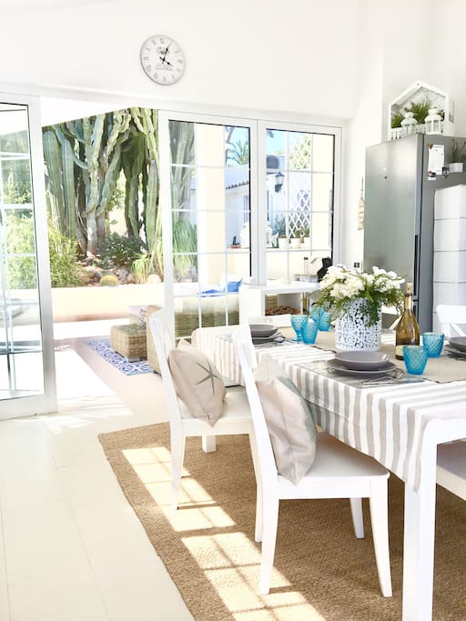 Winter garden style kitchen .
The kitchen has a ceiling fan for the hot days.