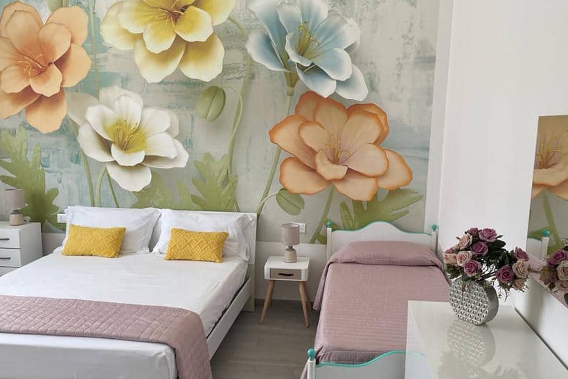 Dhomë gjumi me krevat dopio dhe krevat tek.