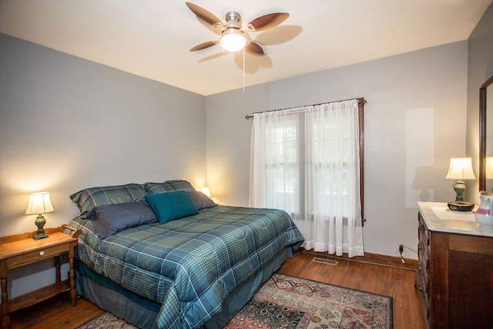 דאגנו שהמיטות יהיו נוחות במיוחד!  כל המיטות מסודרות עם מצעים לבנים.